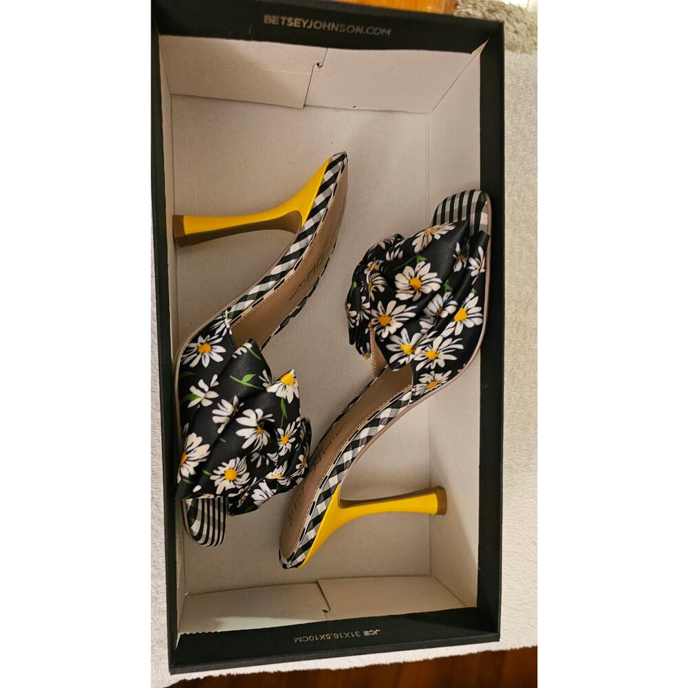 Betsey Johnson Skyee Daisy Slide Sandals New in Box Size 7.5 Heels - Picture 9 of 11
